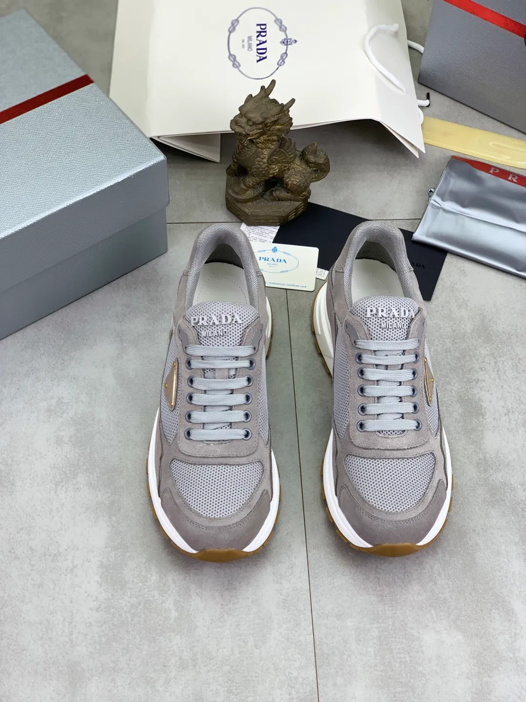 Men's shoes 💰P560💰[New style] popular models are on the official website, 🆘 Trendy brand (Prada) mainly promotes popular models, avant-garde and versatile fashion men's shoes private version mold opening, cowhide surface splicing 1:1.. Fashionable and simple, original imported cowhide lining cowhide feet; the atmosphere and personality are more fashionable, eye-catching and pursuing class. It will subvert the old idea and be a must-have for fashionistas with you! Must keep it for yourself! Tall and comfortable, large and low, high-end quality workmanship. Number of yards: 38-45 4️⃣optional.